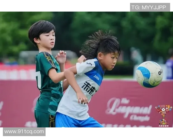 足球明星携子共赏精彩赛事亲子时光尽享绿茵场上的激情与快乐